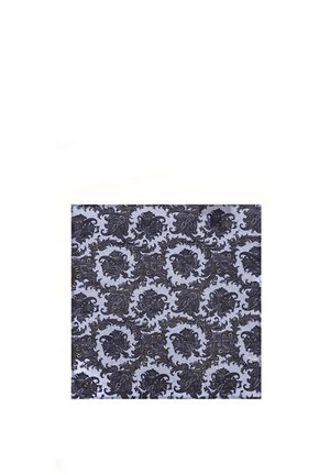 Kwadratowy materiał z czarnym, skomplikowanym wzorem kwiatowo-pnączowym na jasnoszarym tle, przedstawiający powtarzający się, ozdobny wzór.