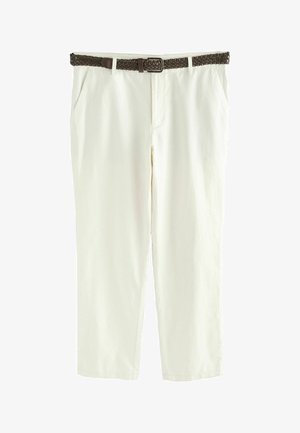 Pantaloni in cotone leggeri di colore crema, con taglio dritto e due tasche laterali, abbinati a una cintura intrecciata scura.