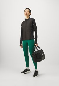 ONLY Play ONPTRACK WARM - Sudadera con cremallera - black