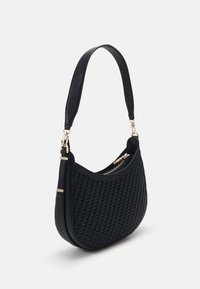 Borsa a spalla intrecciata nera con una forma curva, dettagli in pelle, una tracolla liscia e una cerniera con finitura dorata. Motivo testurizzato sul corpo.