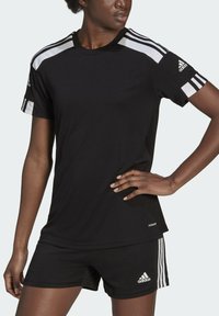 Schwarzes Sport-T-Shirt mit kurzen Ärmeln, das über weiße horizontale Streifen an den Schultern und ein "adidas"-Logo auf dem linken Ärmel verfügt.