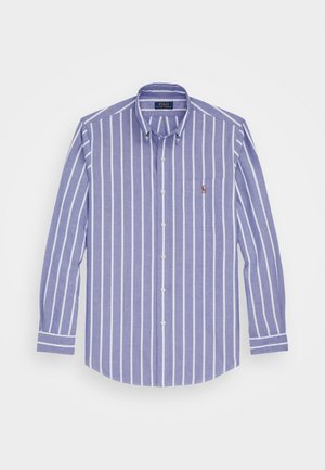 Camisa azul de botones con rayas verticales blancas, mangas largas, bolsillo en el pecho y cuello abotonado. Logo de Polo Ralph Lauren en el bolsillo.