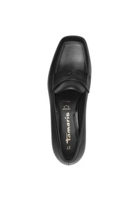 Chaussure en cuir noir à enfiler avec un nez carré, dotée d'une sangle décorative et de détails de couture subtils. Texture lisse avec une finition brillante.