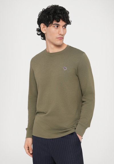 Πουκάμισο μακρυμάνικο σε ελιά πράσινο χρώμα, κατασκευασμένο από μαλακό βαμβάκι, με λαιμόκοψη στρογγυλή και μικρή κεντητή λεπτομέρεια στο στήθος.