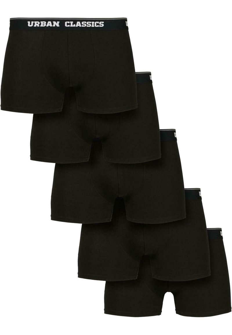 Schwarze Baumwoll-Boxershorts in einer Reihe gestapelt, mit einem breiten elastischen Bund, der das weiße Logo "URBAN CLASSICS" trägt. Glatte Textur, ohne Muster.