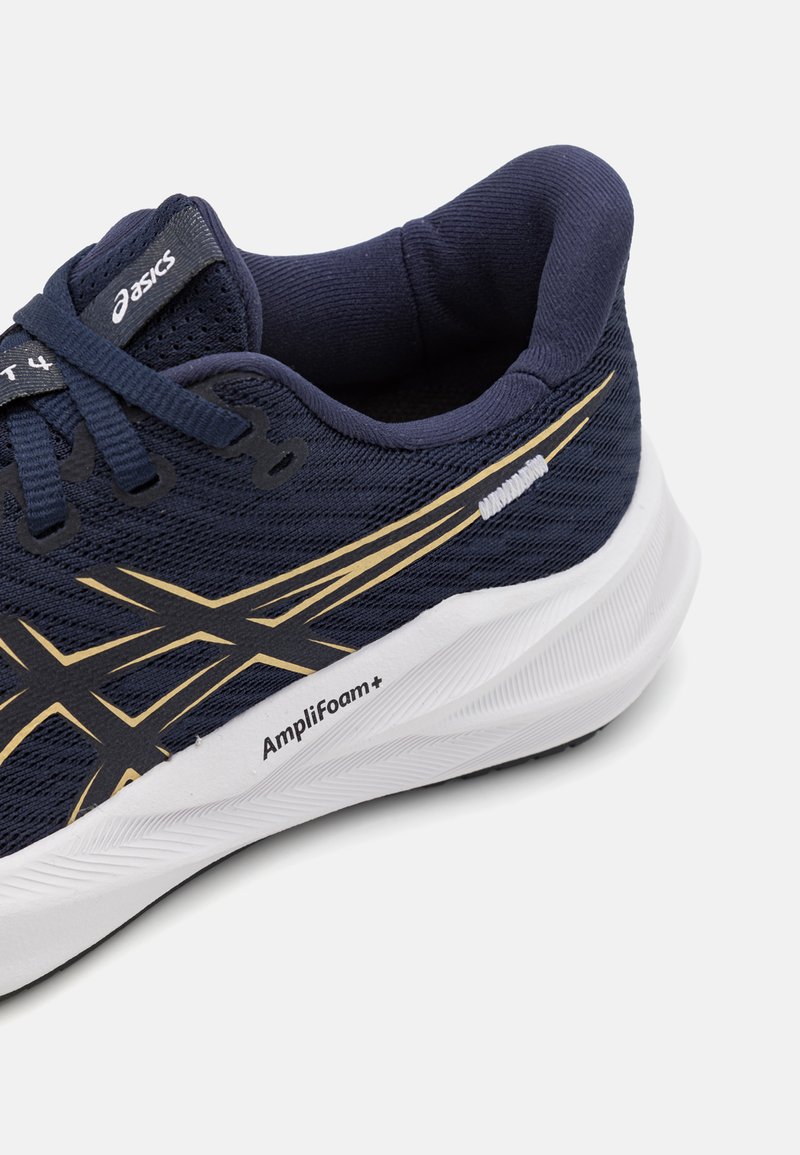 Marineblauwe sportschoen met bovenwerk van mesh en gouden accenten. Kenmerken zijn de AmpliFoam+ tussenzool en de getextureerde rubberen buitenzool voor de grip.