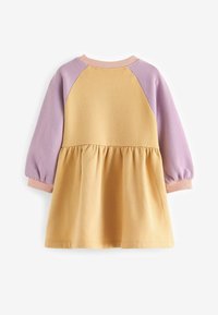 Robe pour tout-petit avec un corps jaune et des manches raglan longues lavande, dotée d'une taille froncée et d'un col et de poignets en rib cordé rose.