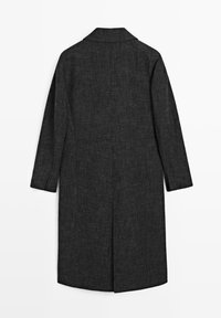 Dlouhý, tmavě šedý kabát se rovnými liniemi, klopovým límcem, dlouhými rukávy a ventilačním otvorem vzadu. Vyroben z strukturované tkaniny. Bez viditelných zapínání.