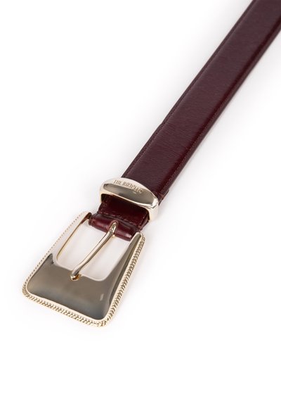 Cintura in pelle bordeaux con fibbia metallica rettangolare caratterizzata da una finitura lucida e un bordo intrecciato color oro.