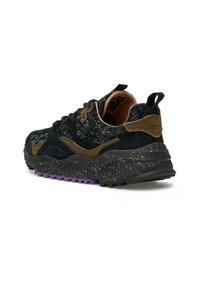 Sneaker nero e marrone con suola nera maculata, battistrada viola, tomaia in tessuto testurizzato e linguette sul tallone e sulla linguetta.