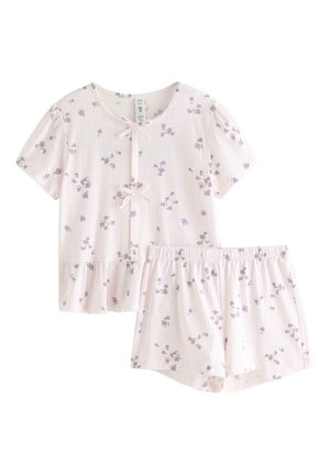 Blød, lyserød pyjamaset med korte ærmer og shorts med små lilla blomsterprint og subtile lodrette striber, med to sløjfer på toppen.