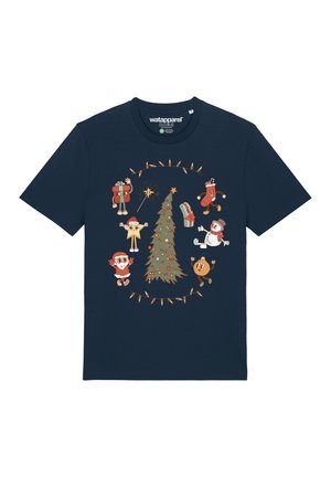 Navyblaue Baumwoll-T-Shirt mit einer zentralen Weihnachtsbaumillustration, umgeben von Figuren und dekorativen Lichtern in festlichen Farben.