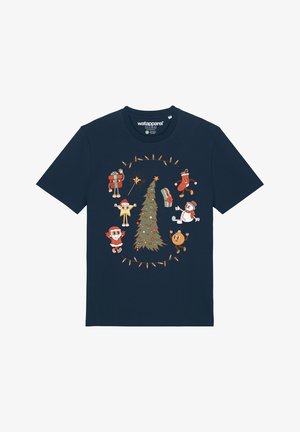 Navyblaue Baumwoll-T-Shirt mit einer zentralen Weihnachtsbaumillustration, umgeben von Figuren und dekorativen Lichtern in festlichen Farben.