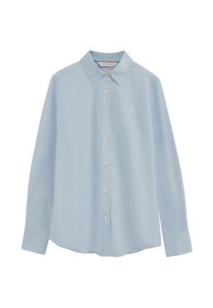 Jasnoniebieska koszula na długi rękaw z kołnierzykiem i małym białym logo polo gracza na lewej piersi.