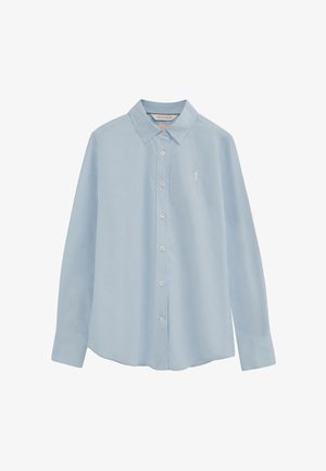 Lichtblauw overhemd met lange mouwen, knopen en kraag, met een klein wit polospelerlogo op de linkerborst.