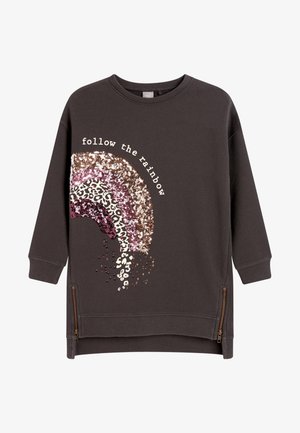 Sweatshirt à manches longues marron foncé avec arc-en-ciel en sequins bronze, rose et imprimé léopard, texte "follow the rainbow" et fermetures éclair latérales.
