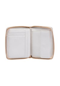 Hvid lynlåslomme lavet af blødt læder med flere kortholdere og et rummeligt rum. Guld lynlåsdetaljer synlige.