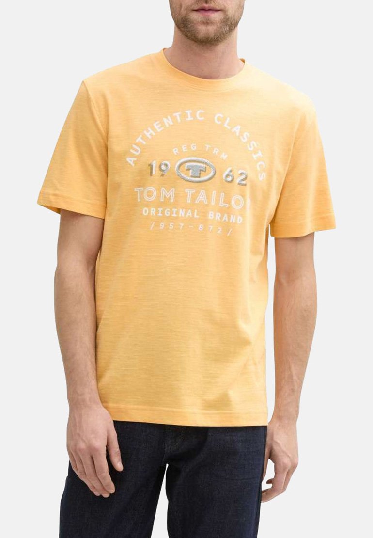 T-shirt en coton jaune à manches courtes, avec un col rond et une impression graphique en texte blanc avec les mentions "Authentic Classics" et "Tom Tailor".