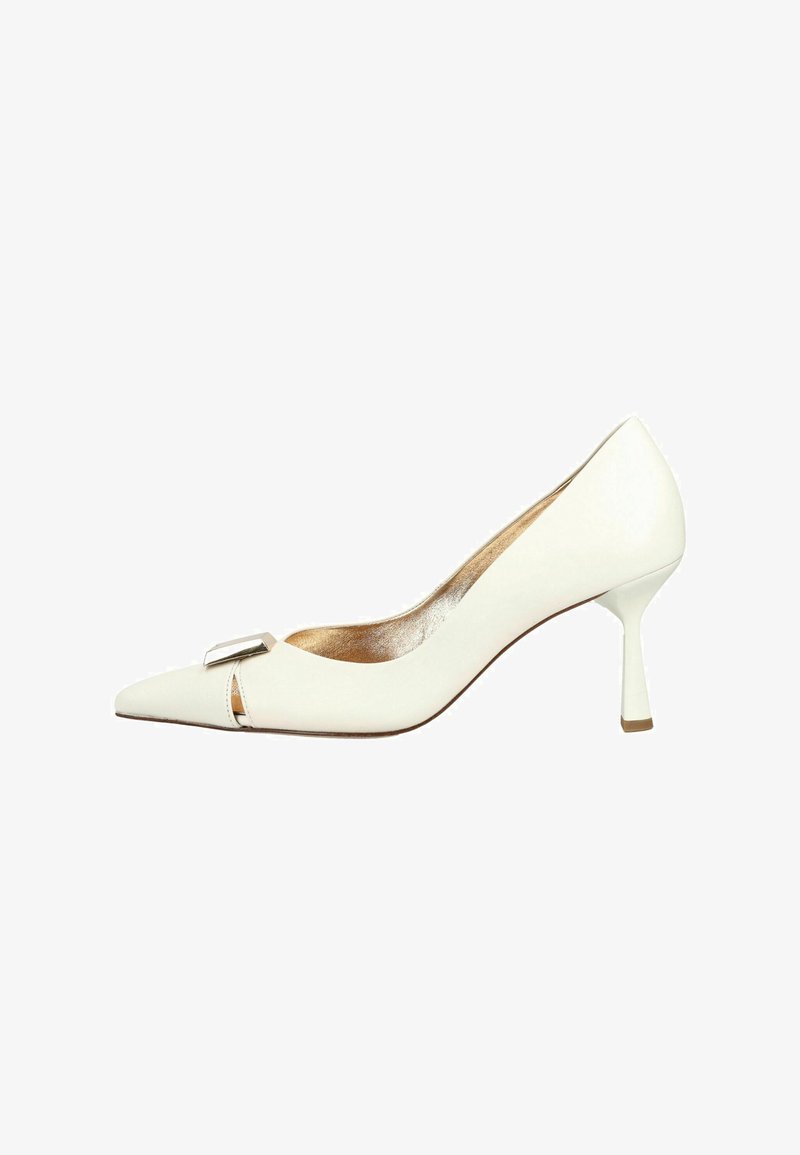 Hvid spids pumps med en slank hæl og en rektangulær metalspænde tæt på tåen.