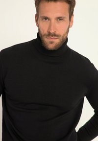 Schwarzer Rollkragenpullover aus einem weichen, glatten Strickstoff, mit hohem Kragen und tailliertem Schnitt, geeignet für legere Anlässe.