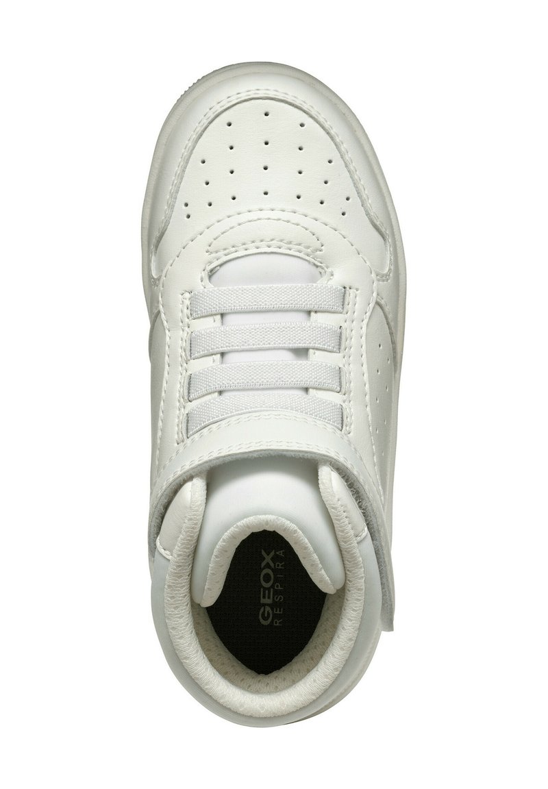 Sneaker in pelle bianca con colletto imbottito, punta rotonda, chiusura con lacci e dettagli forati per traspirabilità. Marchio Geox all'interno.