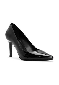 Zwarte gepatineerde leren high heel pump met een spitse neus, een gladde textuur en een slanke stiletto hak. Minimalistisch ontwerp en glanzende afwerking.