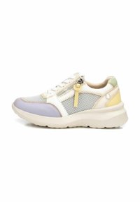 Deportivas multicolores con parte superior de malla, que presentan acentos en púrpura, crema y amarillo, una cremallera lateral y una suela blanca gruesa.