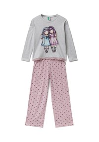 Camisa de pijama gris de manga larga con un dobladillo de encaje que presenta un diseño impreso de dos niñas. Pantalones de pijama rosas con un pequeño estampado de corazones.