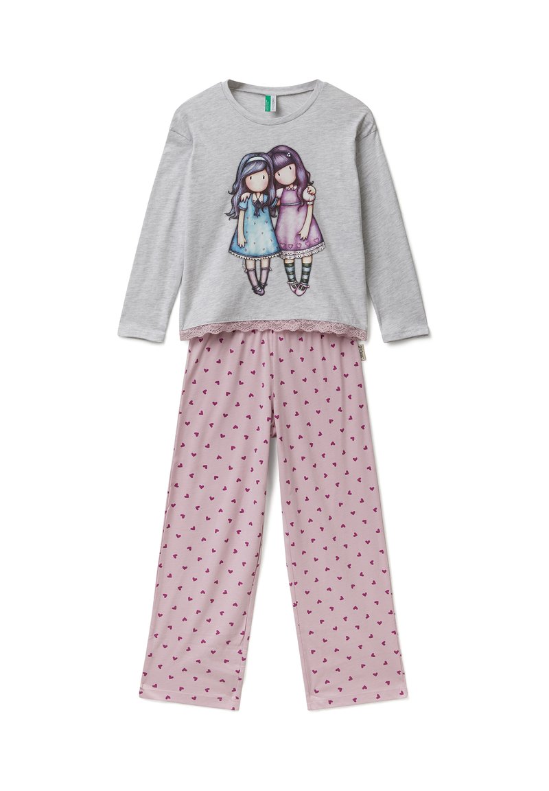 Camisa de pijama gris de manga larga con un dobladillo de encaje que presenta un diseño impreso de dos niñas. Pantalones de pijama rosas con un pequeño estampado de corazones.