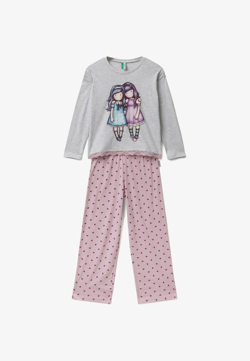 Camisa de pijama gris de manga larga con un dobladillo de encaje que presenta un diseño impreso de dos niñas. Pantalones de pijama rosas con un pequeño estampado de corazones.