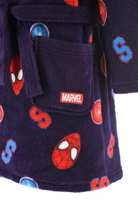 Bata de felpa morada con logotipos de Spider-Man y Marvel. Presenta un cinturón, bolsillo y una textura suave. El patrón incluye acentos rojos, azules y blancos.
