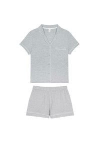 Harmaa puuvillapajamasetti, jossa on lyhythihainen napitettava paita ja matching-shortsit. Valkoisella kanttinauhalla viimeistelty.
