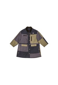 Kleurblokken jas in marineblauw, groen en grijs. Heeft een corduroy kraag, vier zakken en drukknopen. Gemaakt van duurzaam materiaal.