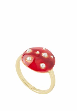 Bague en or avec un dôme rouge orné de petites perles blanches incrustées à la surface, ressemblant à un motif de coccinelle.