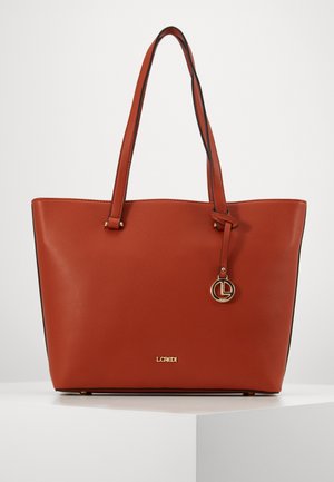 Sac fourre-tout en cuir rouge à texture lisse, forme allongée, deux anses d'épaule, logo doré en métal et délicat liseré noir le long des bords.