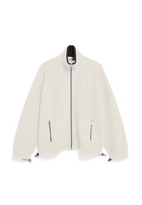 Hellgraue Fleecejacke mit hohem Kragen, zwei vorderen Reißverschlusstaschen und verstellbaren Kordelzügen am Saum und an den Manschetten.