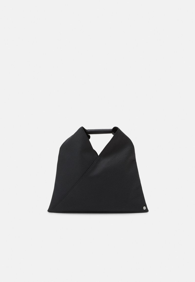 Juodas odinis krepšys, pasižymintis asimetrine dizaino struktūra ir tekstūruota paviršiumi. Jame yra paprasta rankena ir subtilus logotipo akcentas.