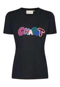 Zwarte katoenen t-shirt met kleurrijke, gestructureerde letters die "CHAPOT" spellen in roze, groen, blauw en rood. Klassieke ronde hals.