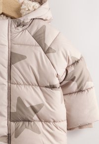 Manteau matelassé rose clair avec motifs d'étoiles grises, doté d'une capuche et d'une doublure texturée. Coutures cousues et poignets côtelés pour une meilleure fonctionnalité.