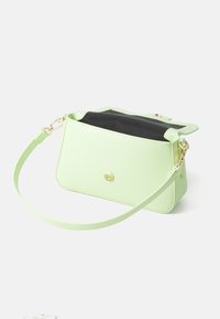 Borsa a mano strutturata verde chiaro realizzata in materiale sintetico, con bottone in metallo dorato, tracolla morbida e fodera interna nera.