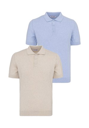 Dwie koszulki polo z krótkim rękawem, jedna beżowa, druga jasnoniebieska, każda z listwą z trzema guzikami i ściągaczami na dole.
