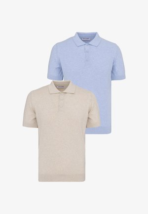 Kaks lühikese varrukaga polo särki, üks beež ja teine helesinine, mõlemal kolmepunktiline nööbiplank ja soonikkoes ääred.