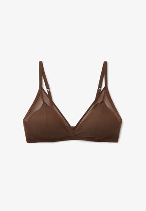 Bruine draadloze driehoek beha met verstelbare dunne bandjes en doorschijnende mesh zijpanelen op een witte achtergrond.