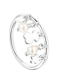 Anillo plateado con dos grandes perlas, un colgante de nube y una estrella, y un acabado liso y pulido. Cuenta con un diseño flexible y circular.