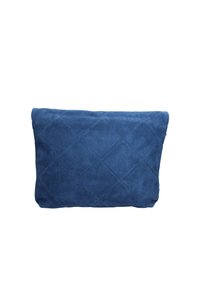 Sacca blu in suede con motivo a diamante trapuntato, caratterizzata da una texture morbida e un design ripiegato. Ideale per organizzare piccoli oggetti.