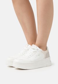 mtng GRAND - Sneakers laag - cael blanco/guanshun champagne