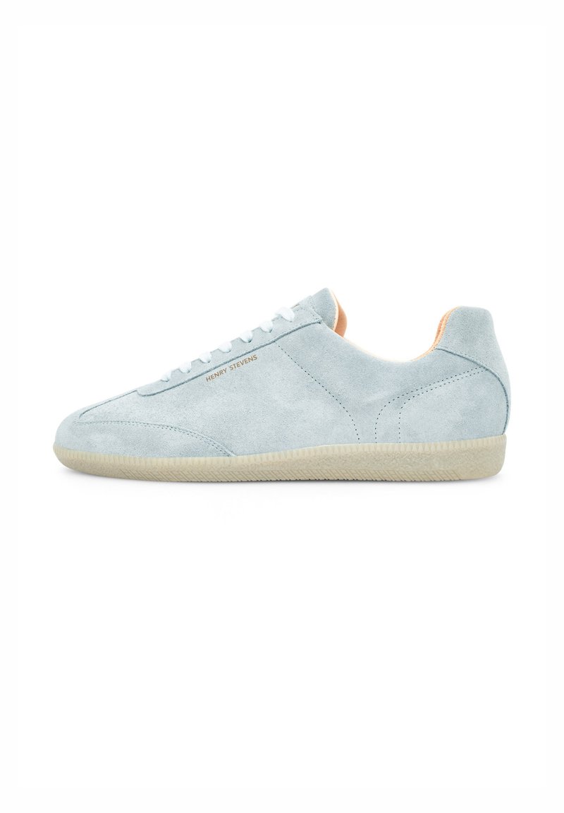 Sneaker in suede blu chiaro con profilo basso, punta rotonda, lacci bianchi e dettagli in beige sul tallone. Suola in gomma texturizzata. Design semplice.