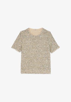 Top crema a maniche corte coperto da fitti paillettes argento con scollo rotondo, posato su uno sfondo bianco.