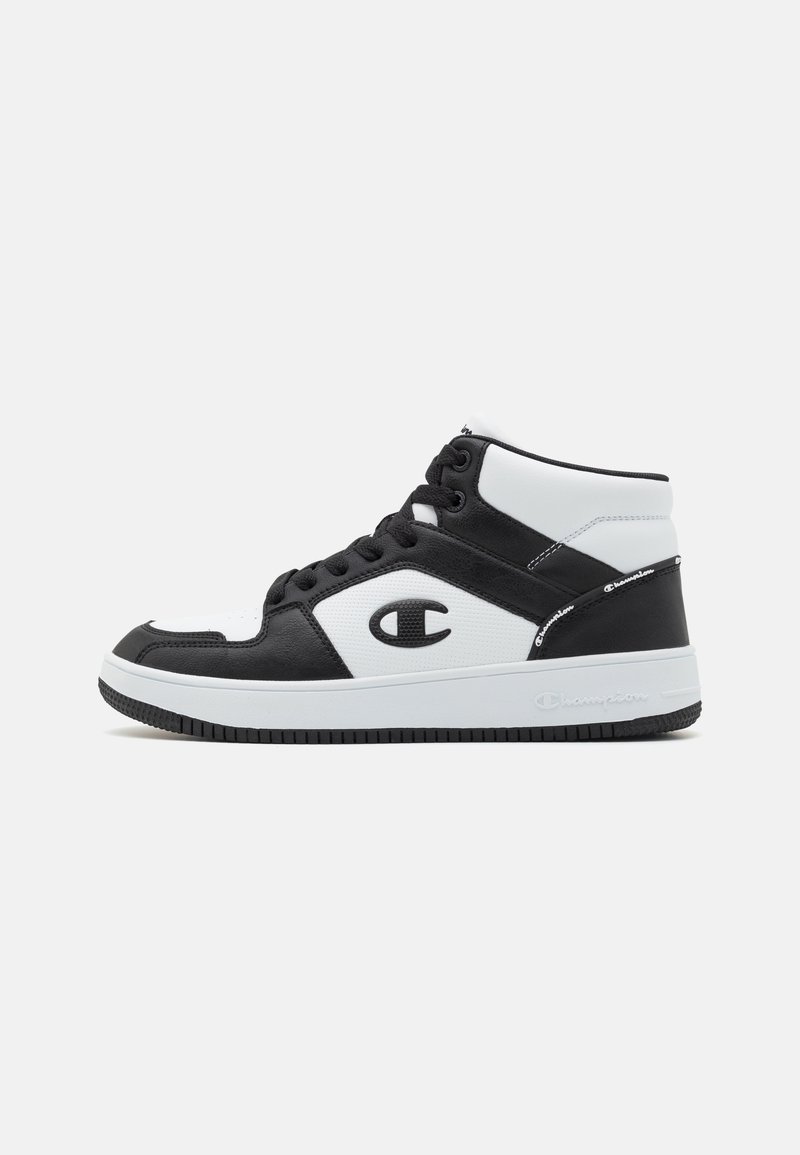 Sneaker alte con una combinazione di colori bianco e nero, materiali in pelle e rete, con dettagli del logo e suola in gomma testurizzata.