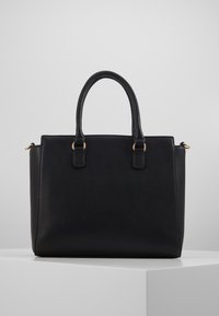 Borsa tote in finta pelle nera con forma rettangolare, doppi manici superiori e dettagli in hardware color oro. Texture liscia e design minimalista.